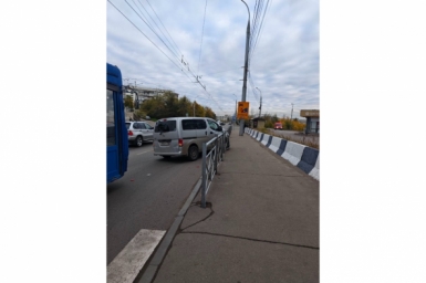 Минивэн врезался в дорожное ограждение в Иркутске