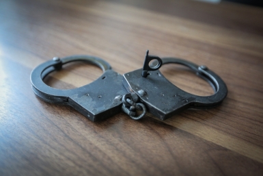 Мужчина избил дочь и вытолкнул ее из окна четвертого этажа в Иркутске