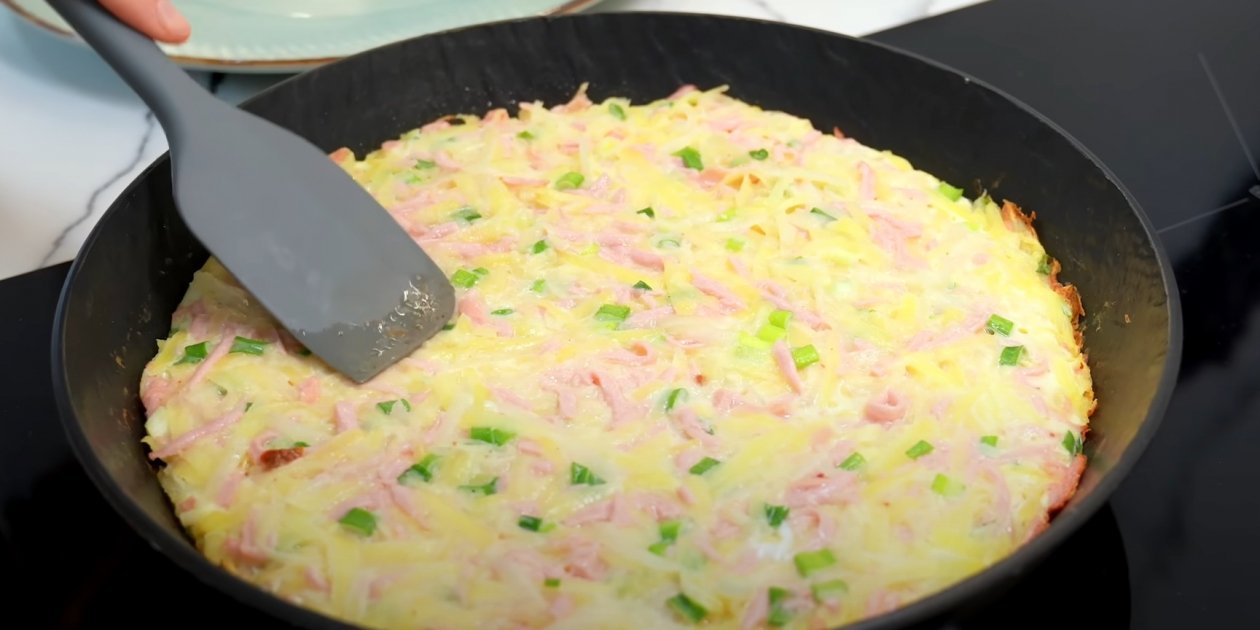Пирог-вкуснятина: ужин за 30 минут на сковороде - сохраняем и готовим без мороки
