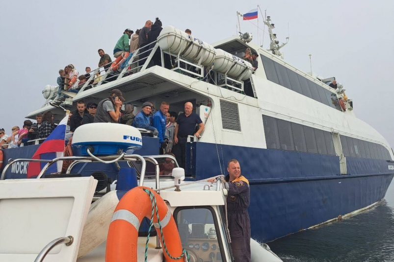 Спасатели МЧС России эвакуировали всех граждан с пассажирского катамарана 